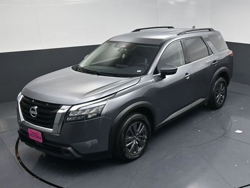 Used 2025 Nissan Pathfinder SV image 18