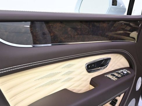 New 2025 Bentley Bentayga AWD/4WD image 22