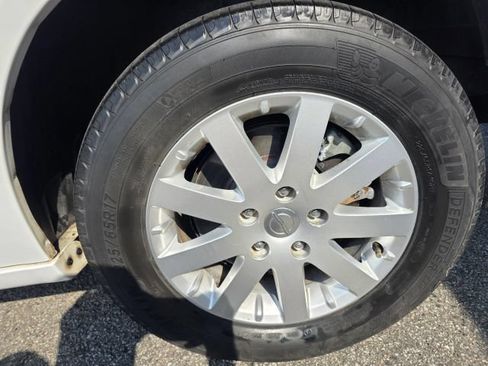 Used 2015 Chrysler Town & Country Touring FWD image 10