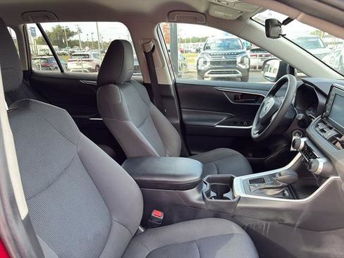 Used 2019 Toyota RAV4 LE image 9