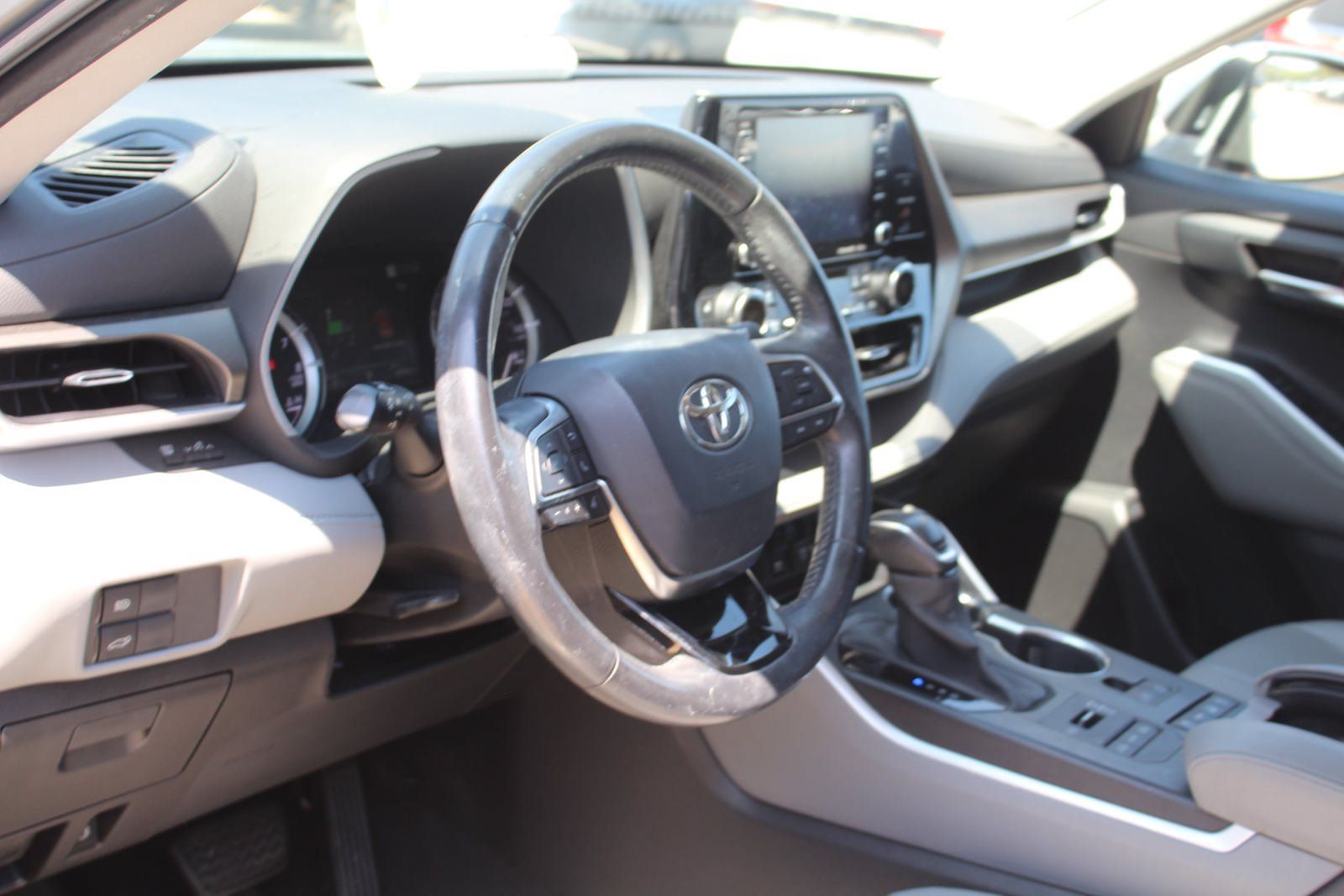 Used 2020 Toyota Highlander XLE AWD/4WD image 22