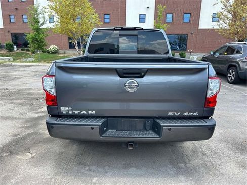 Used 2018 Nissan Titan SV w/ SV Convenience Package image 6