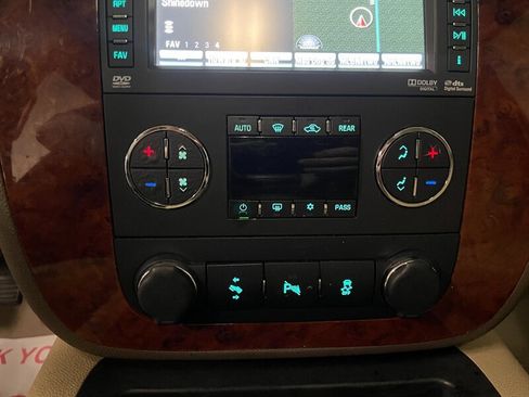 Used 2012 Chevrolet Suburban LTZ AWD/4WD image 17