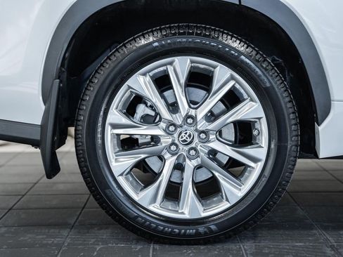 Used 2023 Toyota Highlander Limited image 17