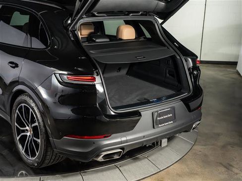 Certified 2025 Porsche Cayenne AWD/4WD image 34