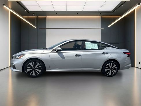 Used 2022 Nissan Altima 2.5 SV FWD image 2
