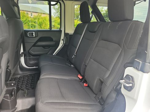 Used 2018 Jeep Wrangler Unlimited Sahara AWD/4WD image 16