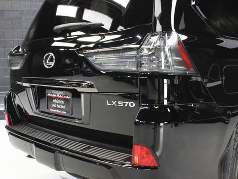 Used 2019 Lexus LX 570 4WD w/ Inspiration Series image 10