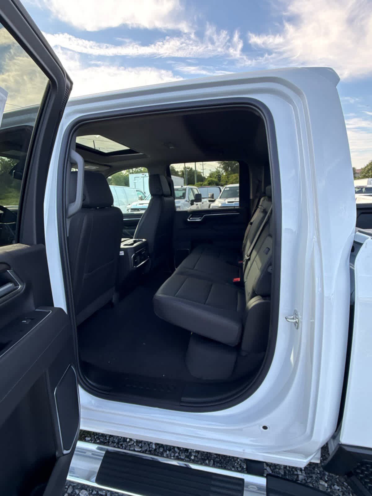 New 2026 GMC Sierra 3500 SLT w/ SLT Premium Package AWD/4WD image 35