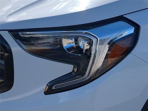 Used 2021 GMC Terrain SLT w/ Elevation Edition image 7