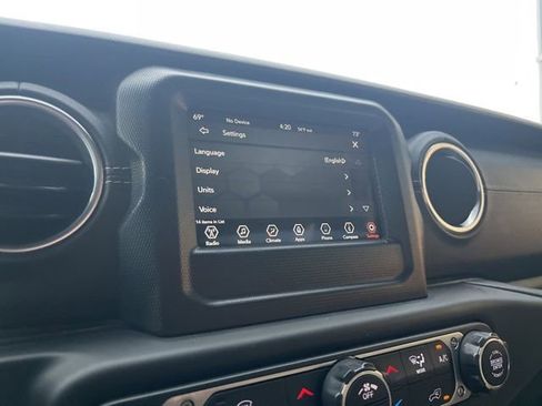 Used 2018 Jeep Wrangler Unlimited Sahara image 23