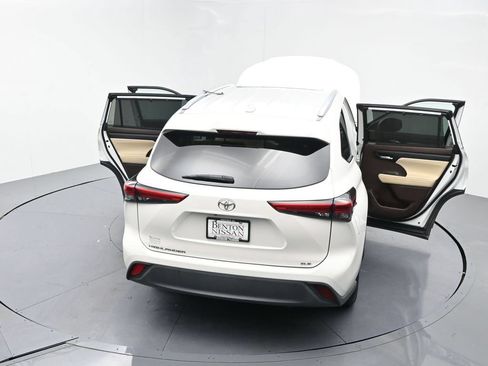 Used 2021 Toyota Highlander XLE FWD image 24