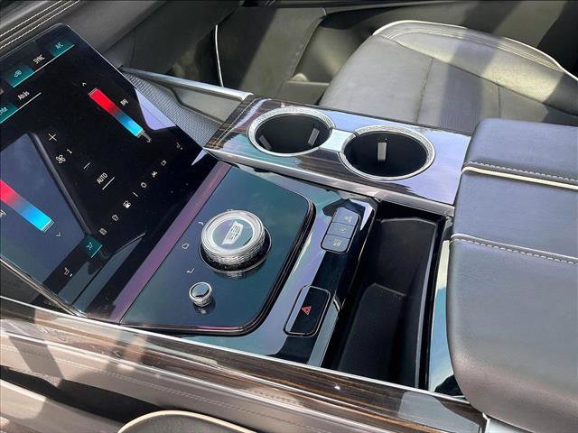 Certified 2025 Cadillac Escalade Premium Luxury AWD/4WD image 15