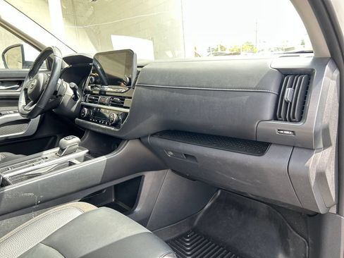 Used 2023 Nissan Pathfinder SL FWD image 16