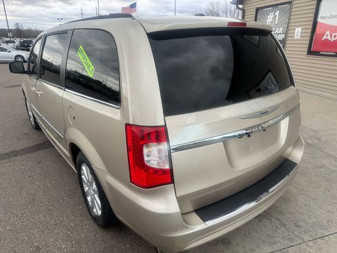 Used 2014 Chrysler Town & Country Touring image 7