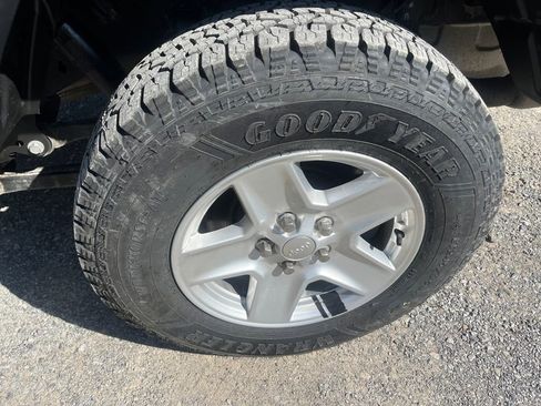 Used 2022 Jeep Gladiator Sport image 11