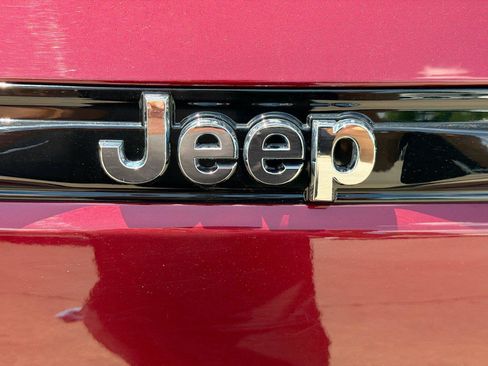 Used 2023 Jeep Grand Cherokee Laredo AWD/4WD image 12