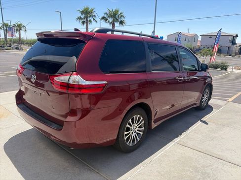 Used 2019 Toyota Sienna XLE FWD image 5