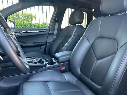 Certified 2025 Porsche Macan AWD/4WD image 5