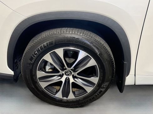 Used 2024 Toyota Highlander XLE FWD image 13