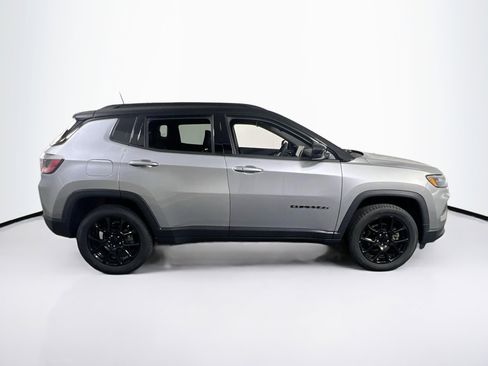 Used 2022 Jeep Compass Latitude w/ Sun and Sound Group AWD/4WD image 4