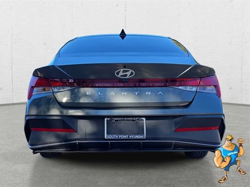 Used 2025 Hyundai Elantra SE image 6