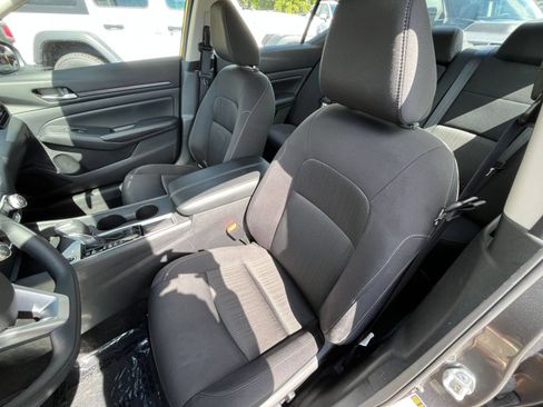 Used 2025 Nissan Altima 2.5 SV FWD image 37