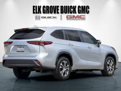 Used 2023 Toyota Highlander XLE FWD image 4