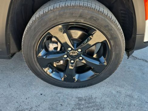 Used 2023 Jeep Grand Cherokee L Altitude image 11