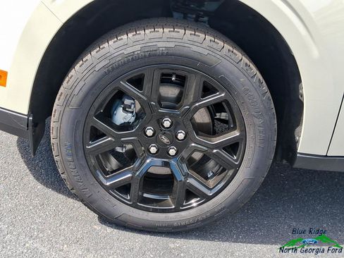 New 2025 Ford Maverick Lariat w/ Black Appearance Package image 9