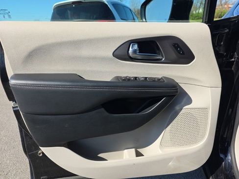 Used 2024 Chrysler Pacifica Touring-L image 15