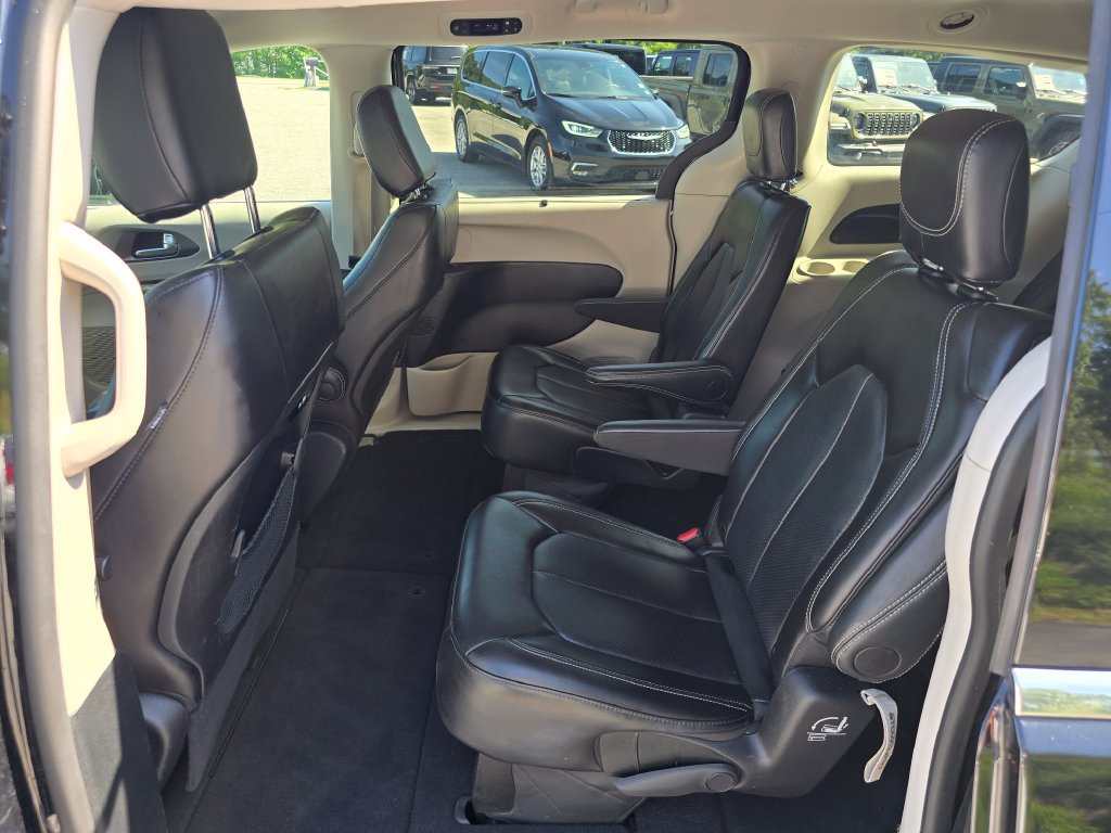 Used 2024 Chrysler Pacifica Touring-L FWD image 10