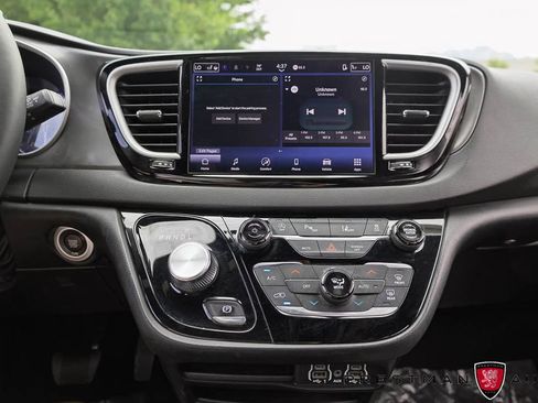 Used 2025 Chrysler Pacifica Select FWD image 28