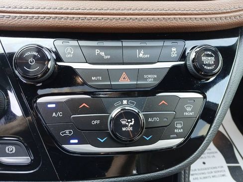 Used 2021 Chrysler Pacifica Limited AWD/4WD image 18