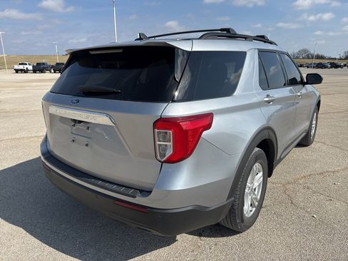 Used 2021 Ford Explorer XLT image 4