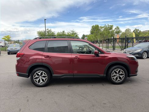 Used 2023 Subaru Forester Premium AWD/4WD image 4