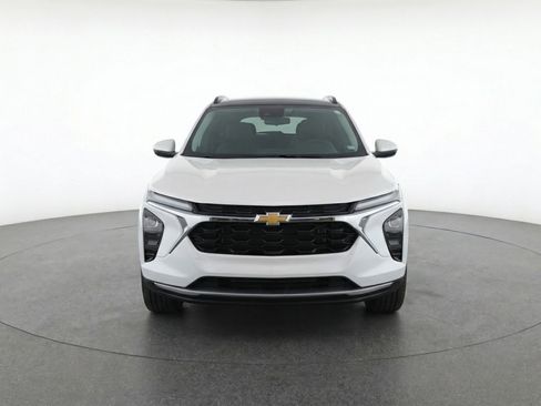 Used 2025 Chevrolet Trax LT FWD image 2