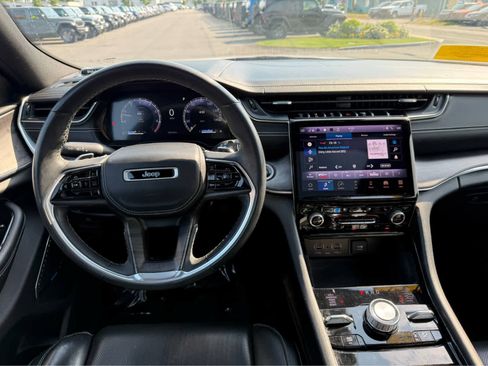 Used 2022 Jeep Grand Cherokee Overland w/ Luxury Tech Group IV AWD/4WD image 14
