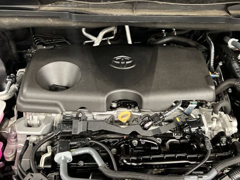 Used 2025 Toyota Sienna XLE image 28