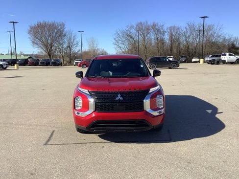 Used 2023 Mitsubishi Outlander SE image 2