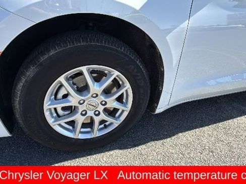Used 2023 Chrysler Voyager LX FWD image 9