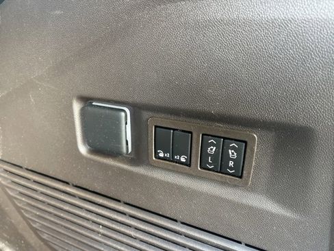 Used 2022 GMC Yukon SLT w/ SLT Luxury Package image 12