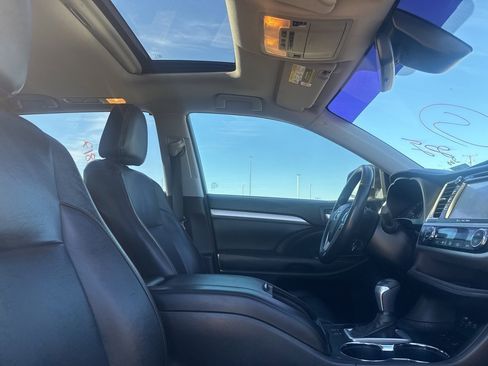 Used 2018 Toyota Highlander XLE image 18
