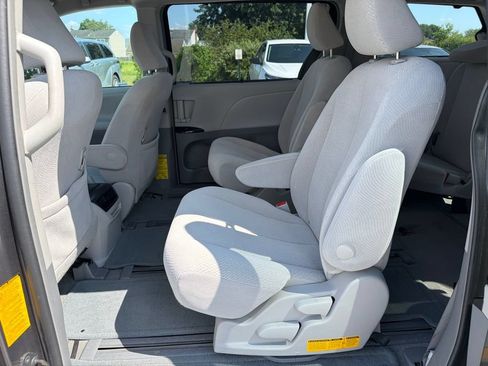 Used 2014 Toyota Sienna LE AWD/4WD image 16