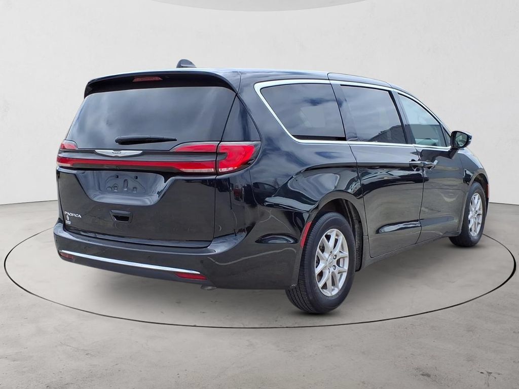 Used 2024 Chrysler Pacifica Touring-L FWD image 5