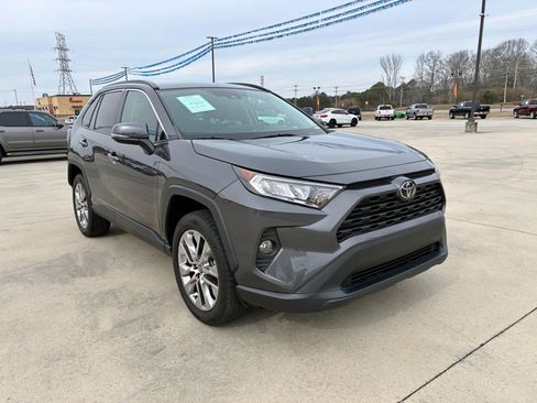 Used 2021 Toyota RAV4 XLE Premium image 4