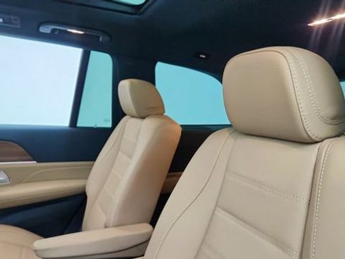 Used 2025 Mercedes-Benz GLS 450 4MATIC image 34