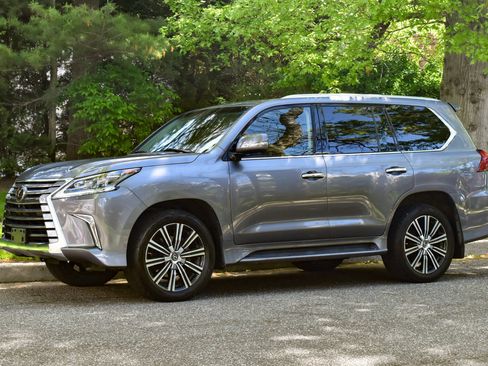 Used 2018 Lexus LX 570 4WD w/ Luxury Package image 2