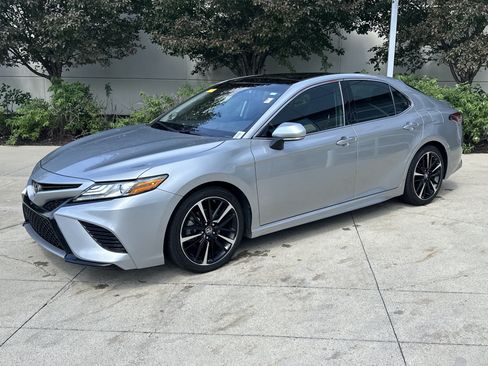 Used 2019 Toyota Camry XSE FWD image 3