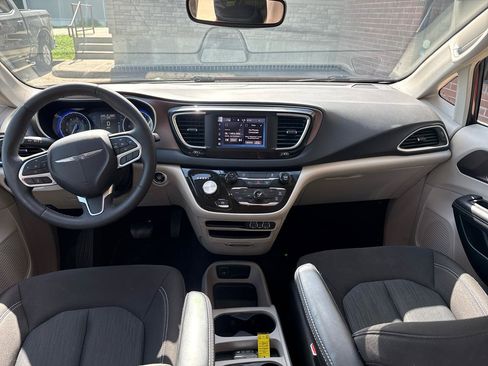 Used 2023 Chrysler Voyager LX FWD image 6